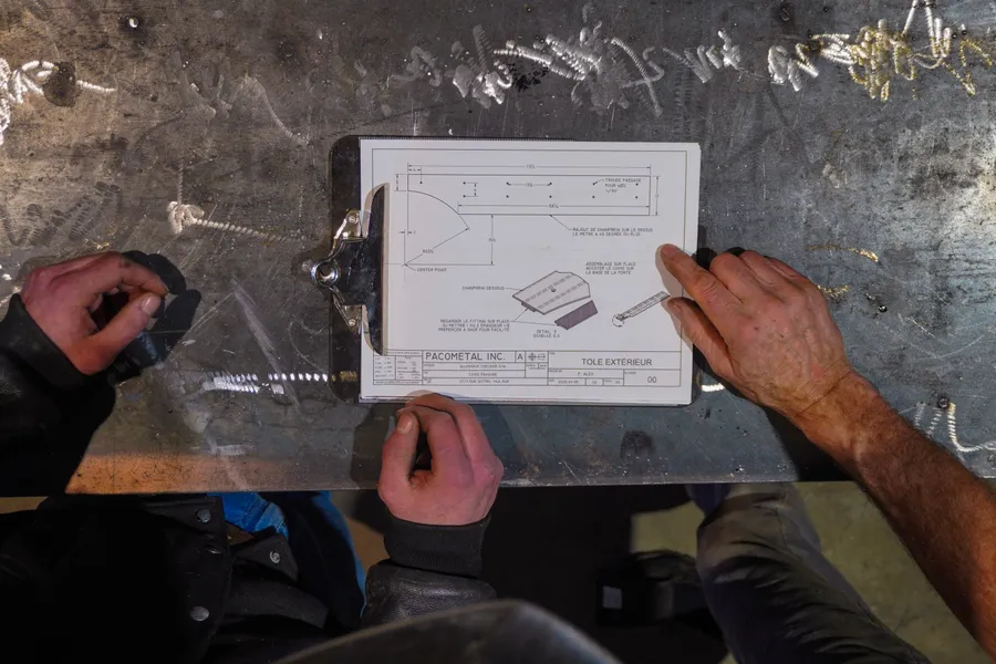 Dessin d’atelier consulté sur une table de travail