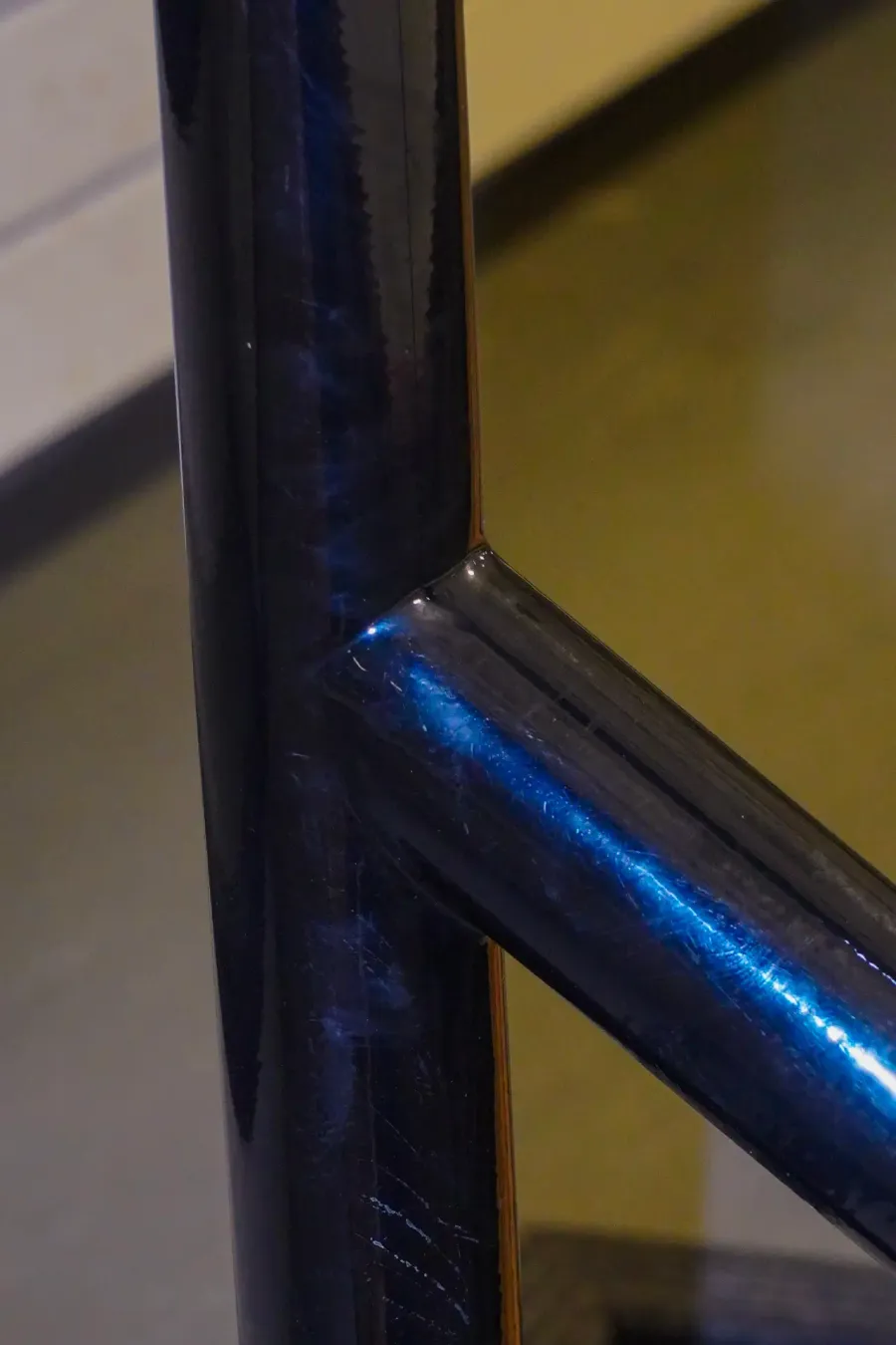 Gros plan sur un joint soudé au TIG et fini au powder coat