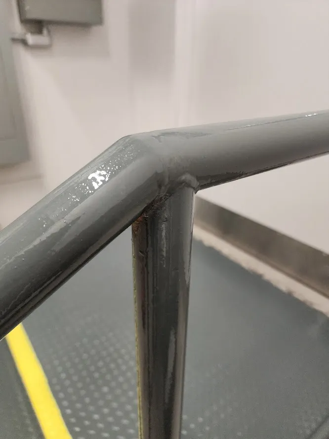 Garde-corps d’escalier en acier réparé et repeint