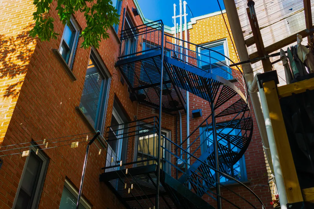Escalier en colimaçon en fer forgé restauré et repeint, Montréal