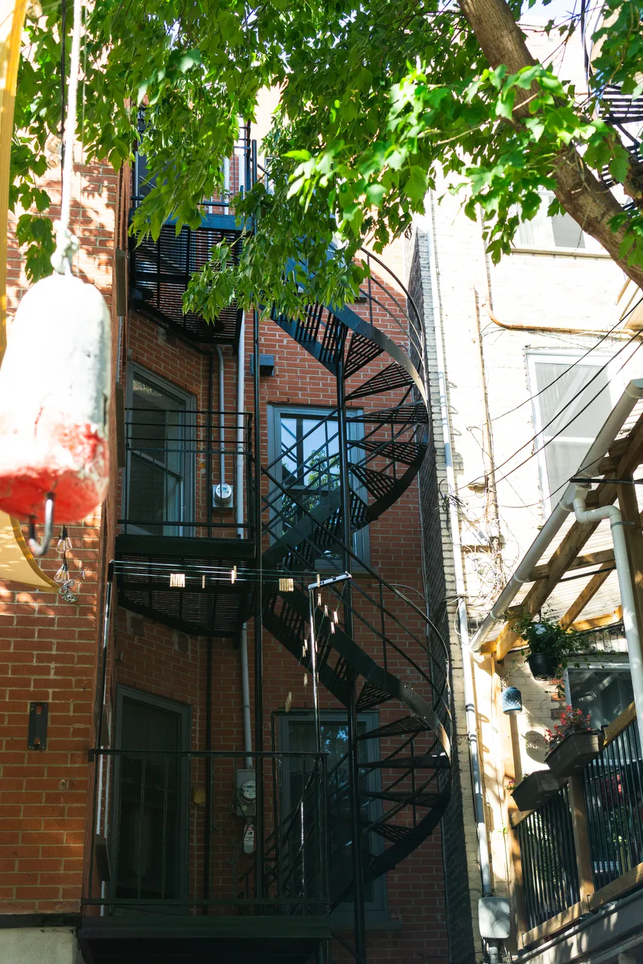 Escalier extérieur restauré, vue d’ensemble