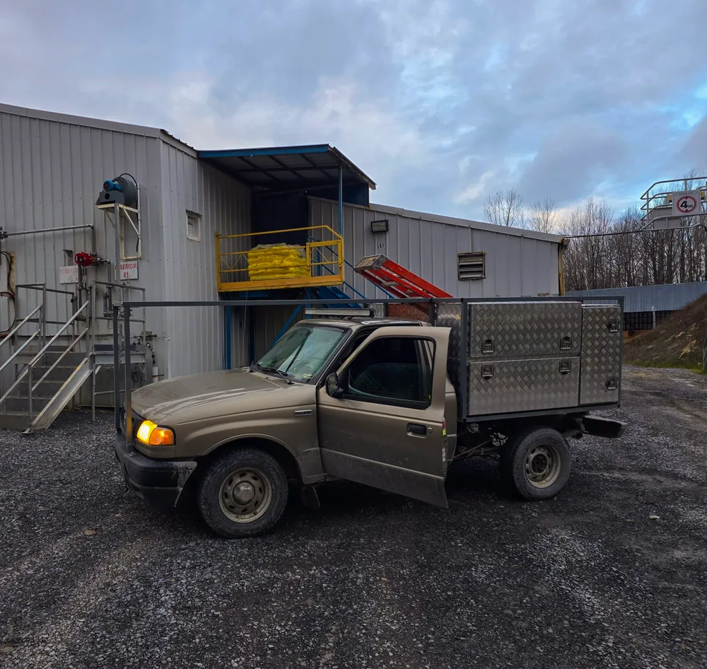 Camion compact de Paco Soudure avec ses coffres à outils, sur un chantier